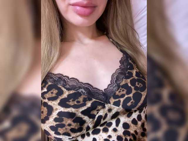 Live sex webcam photo for Madison01 #290336760