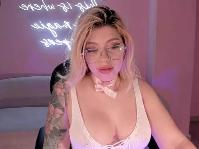 Live sex webcam photo for MadisonKane #293904664