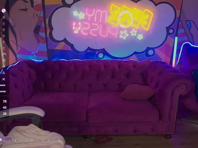 Live sex webcam photo for MadissonSoft #291461397