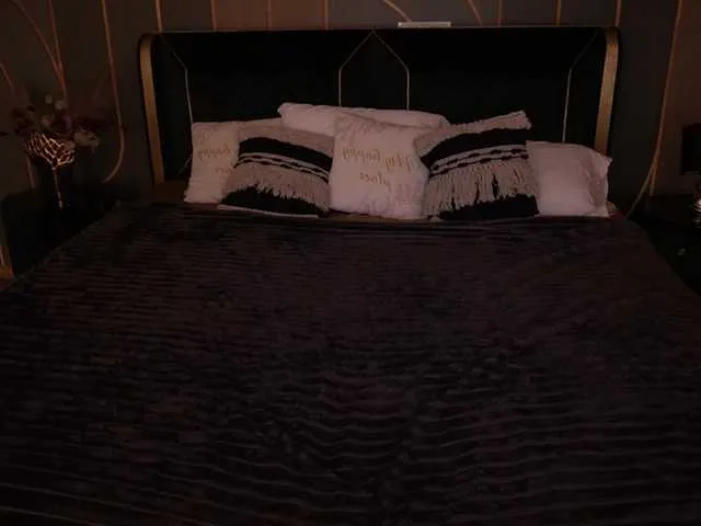 Live sex webcam photo for MagikPeachh #292403599