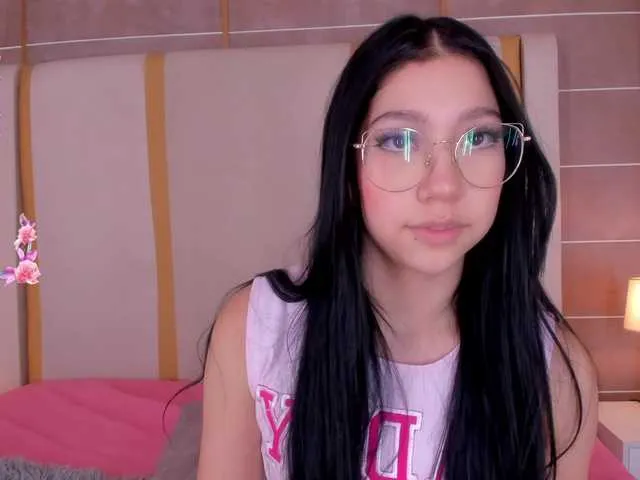 Live sex webcam photo for MahiaDiane #282037195