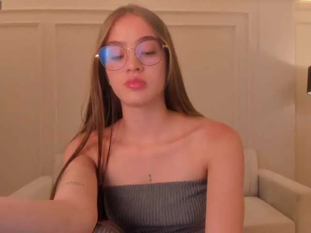 Live sex webcam photo for MaiaCollins1 #291676674