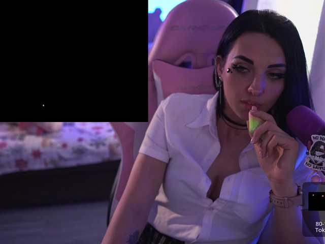 Live sex webcam photo for MalinaBo0m #274185974