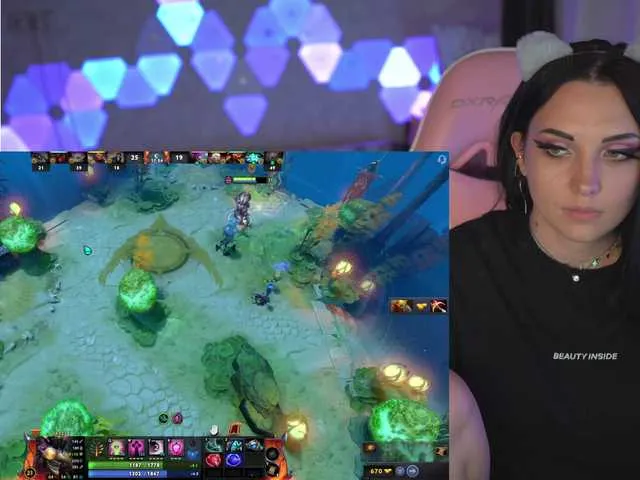 Live sex webcam photo for MalinaBo0m #275592587