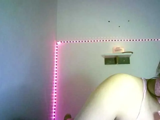 Live sex webcam photo for Malu6911 #275772453