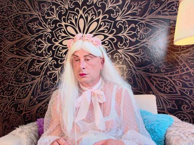 Live sex webcam photo for MandyLine1 #291655007