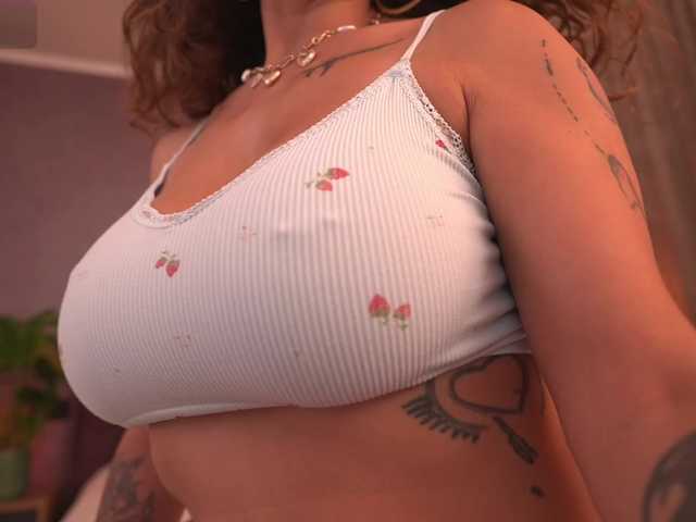 Live sex webcam photo for MaraMartinez- #294148617