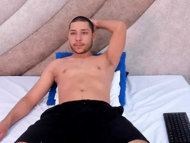 Live sex webcam photo for MarcussTaylorr #277912572