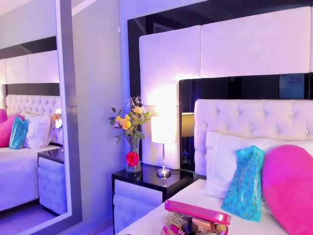 Live sex webcam photo for Maria-Angel- #274258187