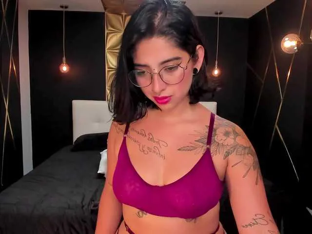 Live sex webcam photo for MarianneFox #271793531