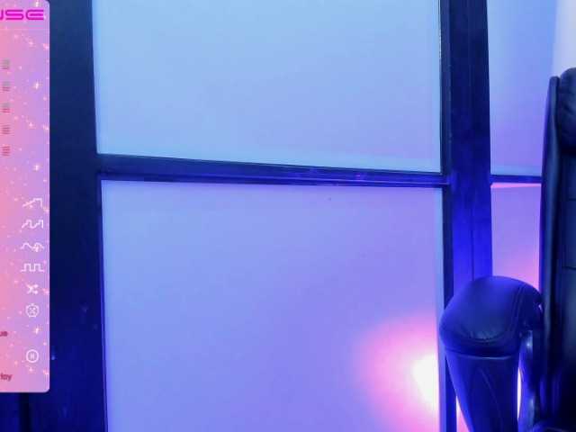 Live sex webcam photo for MarieCatt #275692467