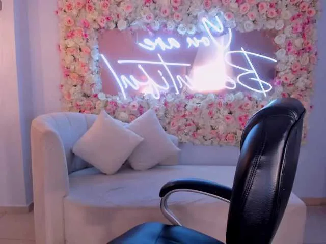 Live sex webcam photo for MarieJaneX #290581761