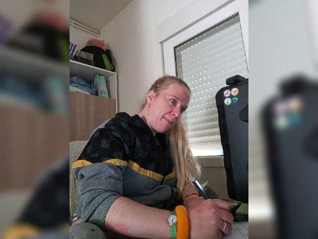 Live sex webcam photo for Marielulu1 #272306154