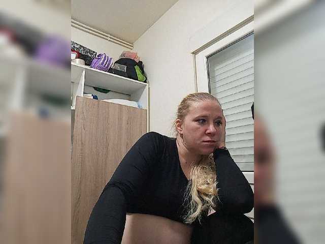 Live sex webcam photo for Marielulu1 #272439375