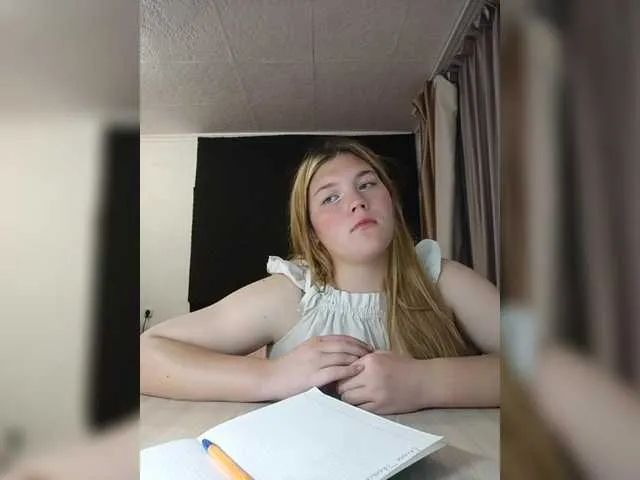 Live sex webcam photo for Mariicka #292050779