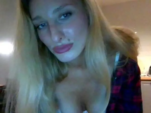 Live sex webcam photo for MarilynShow #276503236