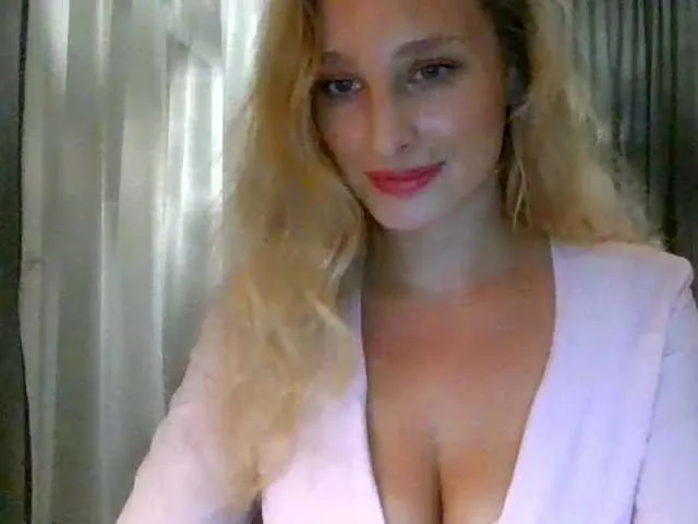 Live sex webcam photo for MarilynShow #276572768