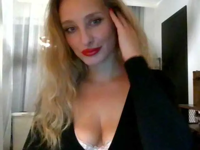 Live sex webcam photo for MarilynShow #276706982