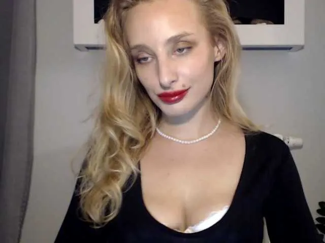 Live sex webcam photo for MarilynShow #277353999
