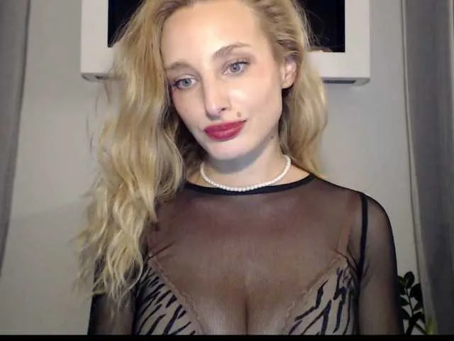 Live sex webcam photo for MarilynShow #277367853