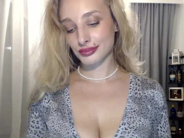 Live sex webcam photo for MarilynShow #277375256