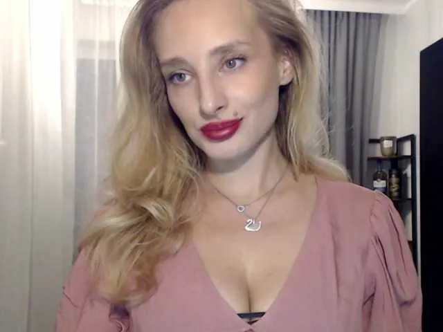 Live sex webcam photo for MarilynShow #277408740