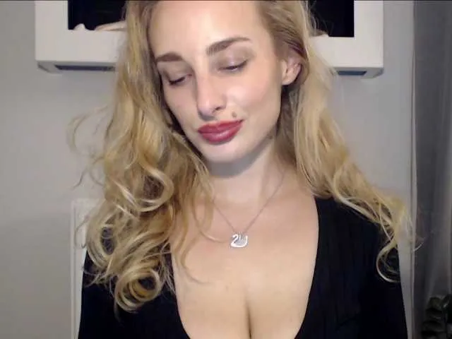Live sex webcam photo for MarilynShow #277477657