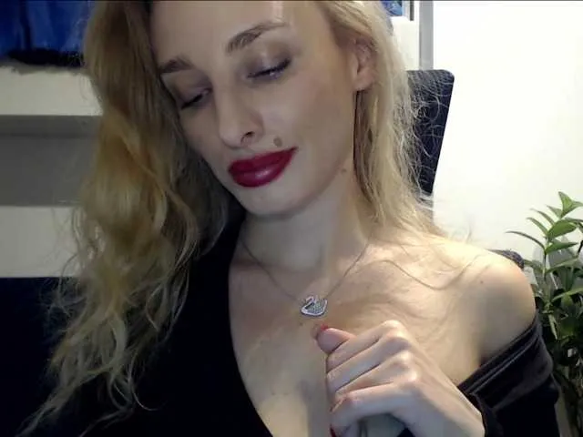 Live sex webcam photo for MarilynShow #277565806