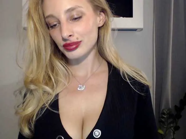 Live sex webcam photo for MarilynShow #277730932