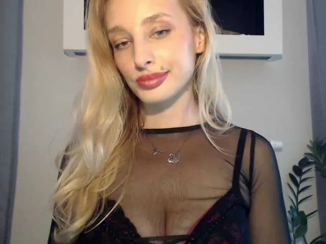 Live sex webcam photo for MarilynShow #277792400