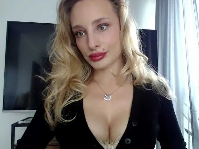 Live sex webcam photo for MarilynShow #277885779