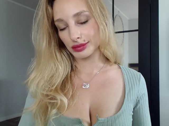 Live sex webcam photo for MarilynShow #278031679