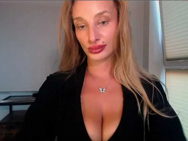 Live sex webcam photo for MarilynShow #291702509