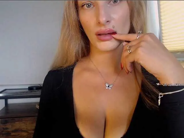 Live sex webcam photo for MarilynShow #291783954