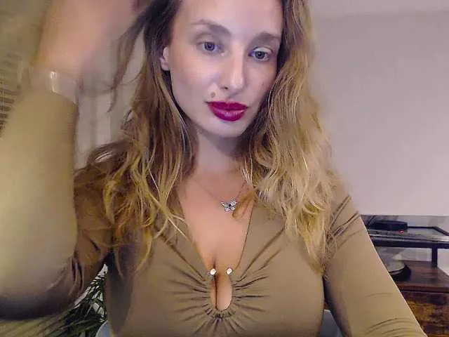 Live sex webcam photo for MarilynShow #292403229