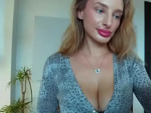 Live sex webcam photo for MarilynShow #292650941