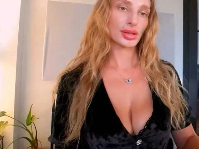 Live sex webcam photo for MarilynShow #293670783