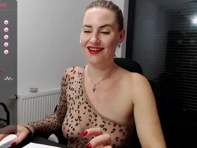 Live sex webcam photo for MarilynSlade #276588512