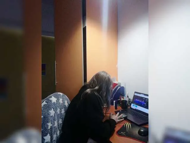 Live sex webcam photo for MariyKis #276879405