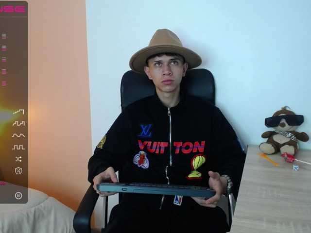 Live sex webcam photo for Martiin-xxx #276029280