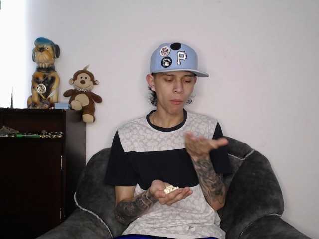 Live sex webcam photo for Martiin-xxx #277913740