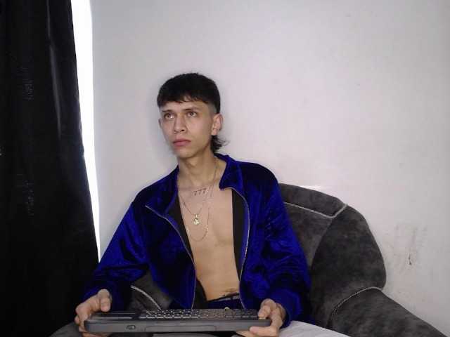 Live sex webcam photo for Martiin-xxx #287845306