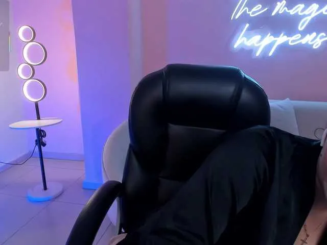 Live sex webcam photo for MartinnaBonet #291675504