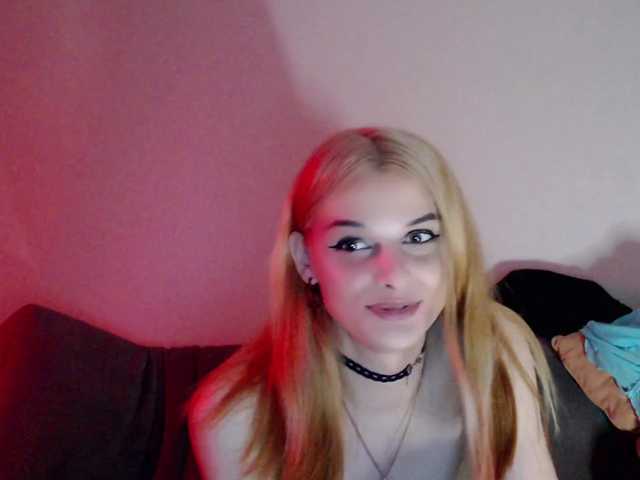 Live sex webcam photo for MaryVamp999 #289071656