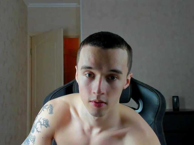 Live sex webcam photo for MasonWarholl #288084168