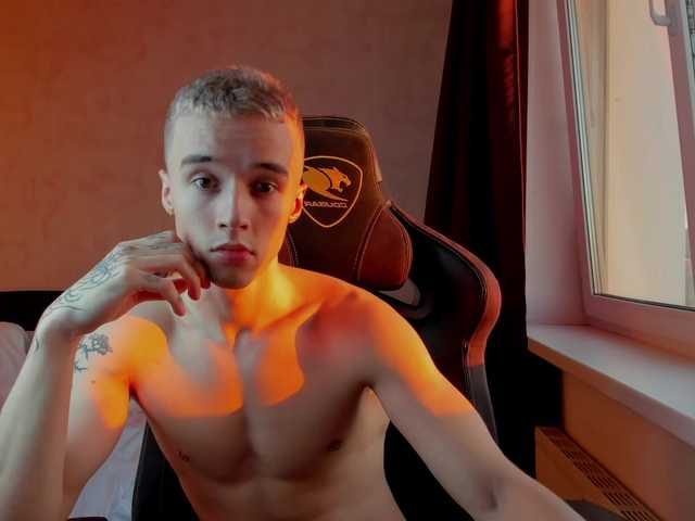 Live sex webcam photo for MasonWarholl #288084176