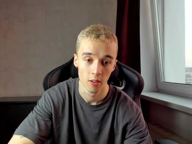 Live sex webcam photo for MasonWarholl #288084178