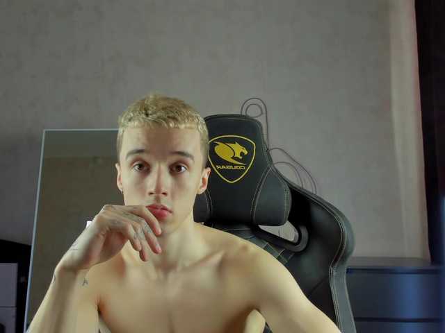 Live sex webcam photo for MasonWarholl #288084182