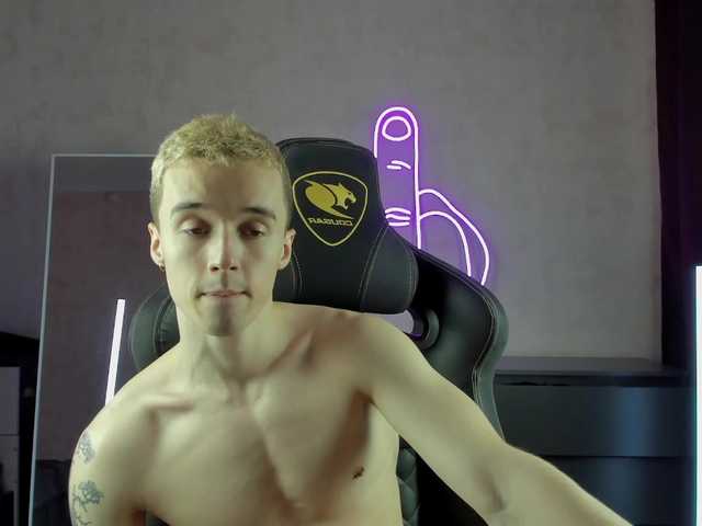 Live sex webcam photo for MasonWarholl #288084183