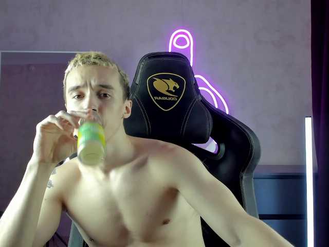 Live sex webcam photo for MasonWarholl #288335739